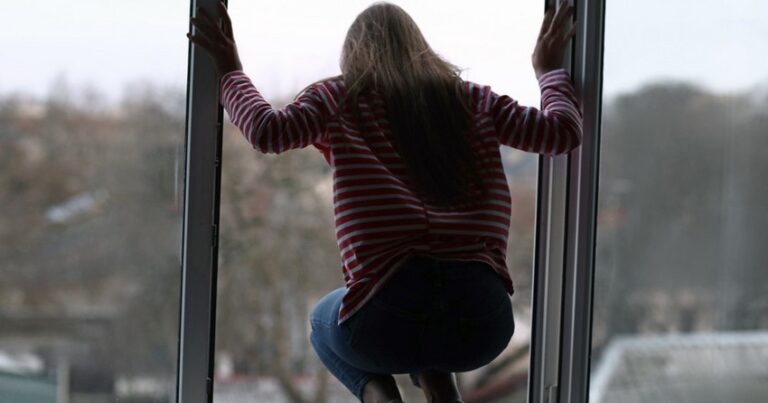 Очередное самоубийство: 17-летняя девушка бросилась с 9 этажа