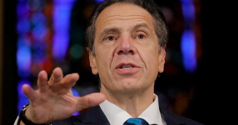 Еще одна женщина обвинила губернатора Нью-Йорка в приставаниях