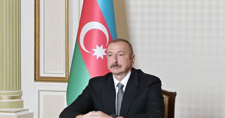 Президент Ильхам Алиев наградил азербайджанских женщин