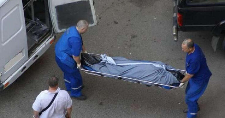 Azərbaycanda 2 nəfər maşının altında qalıb öldü
