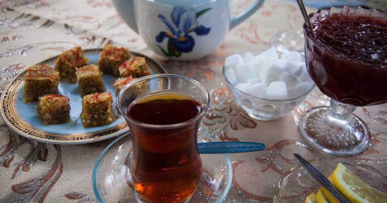 “Mixək” çay evi və “Şaurma” kafesi cərimələndi – SİYAHI