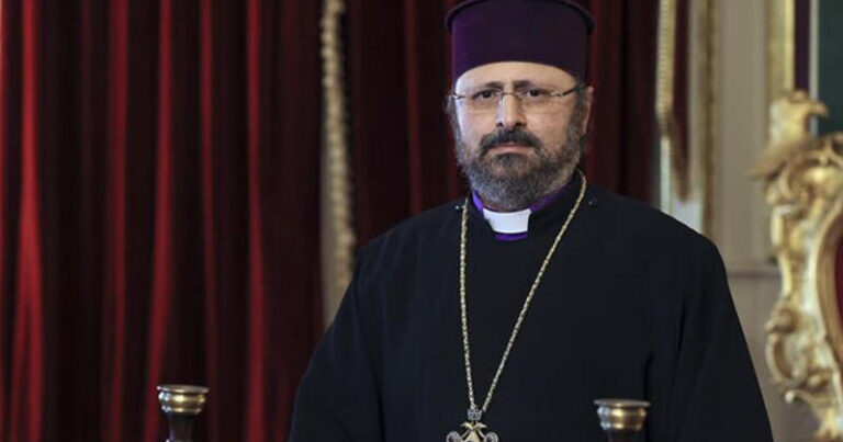 Erməni patriarx dünyaya səsləndi – Siyasi alətə çevirməyin!