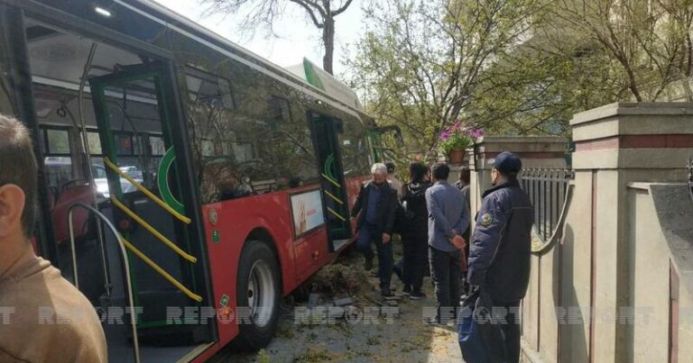“Bakubus” avtobusu dəhşətli qəza törətdi – YARALILAR VAR/FOTO