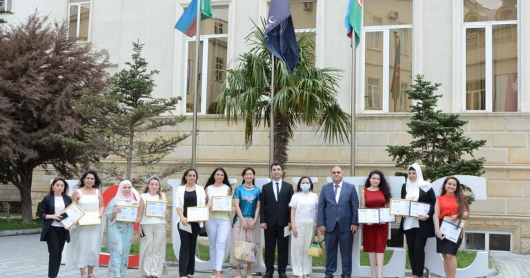 UNEC-də Çin dili kursunu uğurla bitirən məzunlara sertifikatlar təqdim olunub (FOTO)