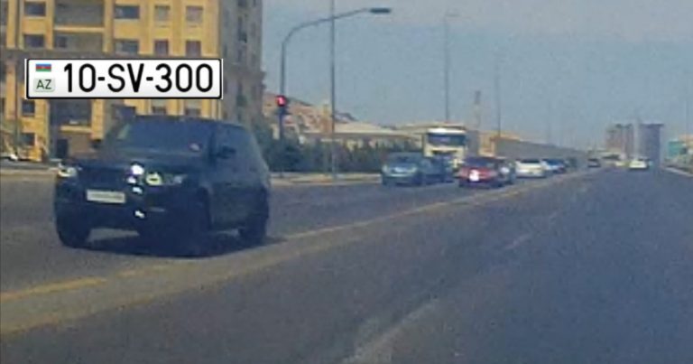 Polis sürücü 150 minlik maşınla əks yola çıxıb qırmızıda keçdi – 10-SV-300 – VİDEO