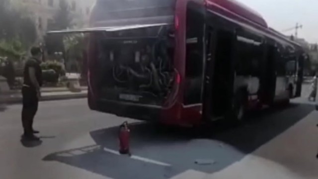 Bakıda “BakuBus” avtobusu yandı, sərnişinlər təxliyə edildi