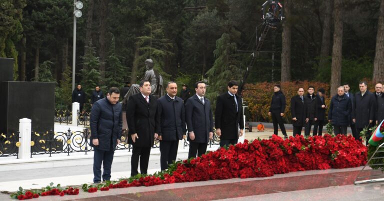 Parlamentin deputatları Ulu öndərin məzarını ziyarət ediblər