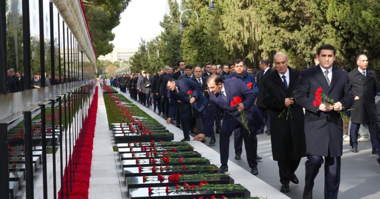 Ədliyyə Nazirliyinin kollektivi Şəhidlər xiyabanını ziyarət edib.