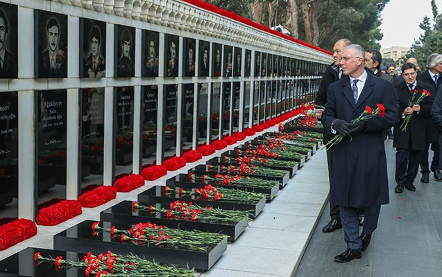 Britaniya səfiri Şəhidlər xiyabanını ziyarət etdi