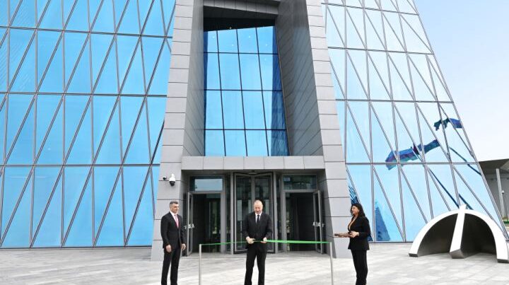 Prezident Bakıda 35 mərtəbəli binanın açılışında iştirak edib